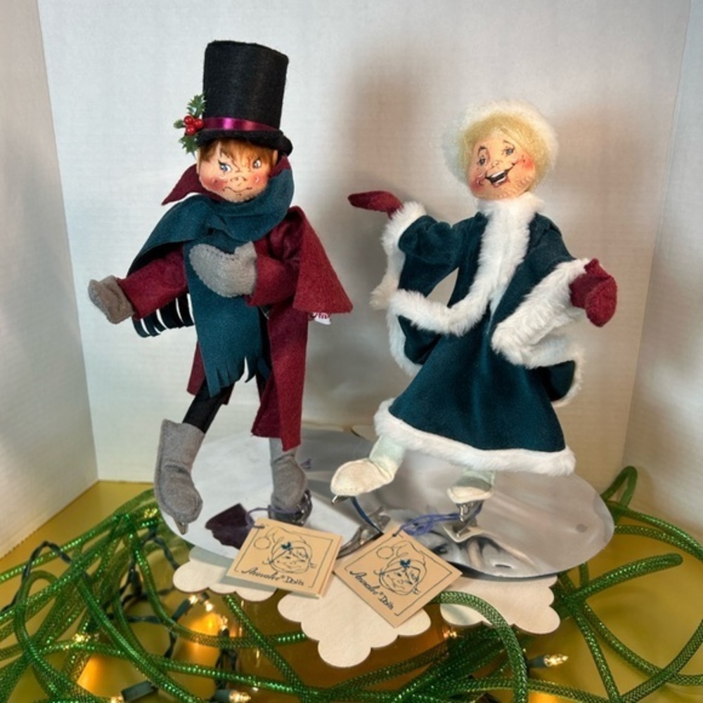 - Annalee Victorian Ice Skating Couple.